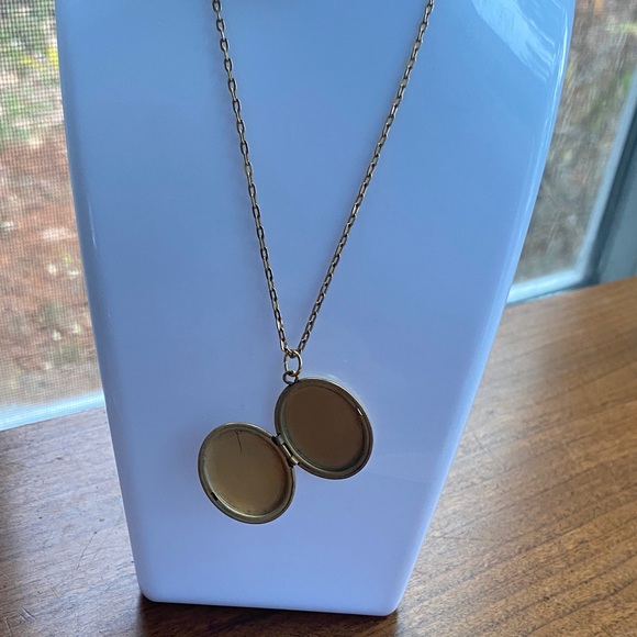 Avon Gold-Tone vintage locket Pendant Necklace - Picture 3 of 5